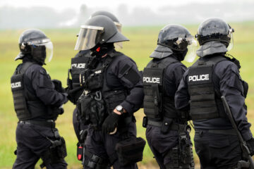 Gruppe von Polizisten in Uniform und Helmen